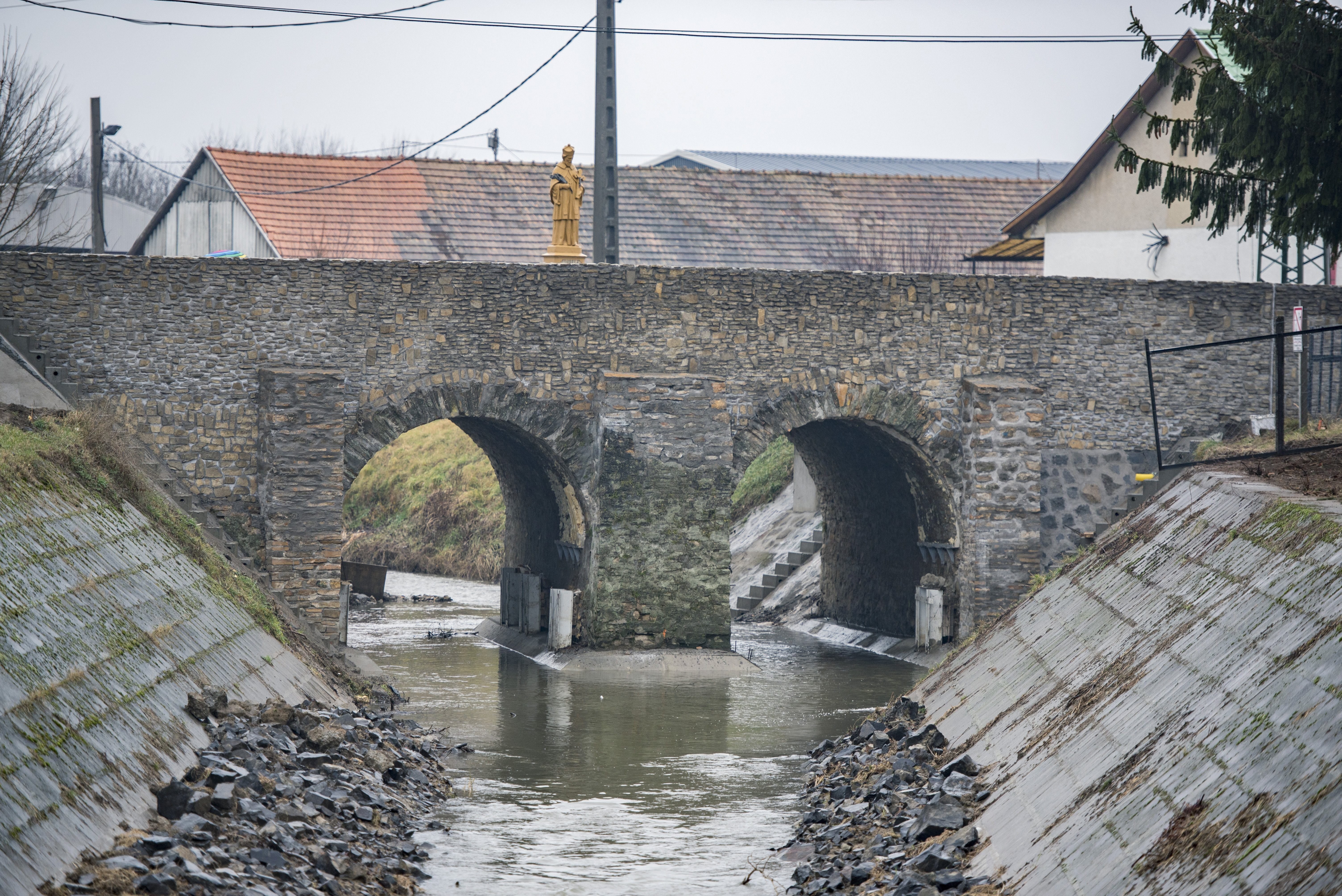 Nepomuki Szent János hídja a restaurálást követően (fotó: Magyar Építők)