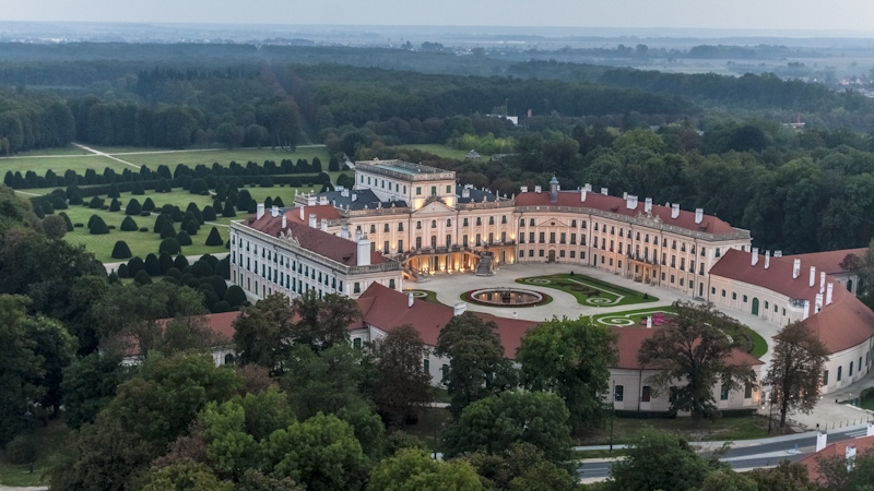 Az új nyomvonal az Esterházy-kastélyhoz tartozó északi kerten halad majd (fotó: fertod.hu)