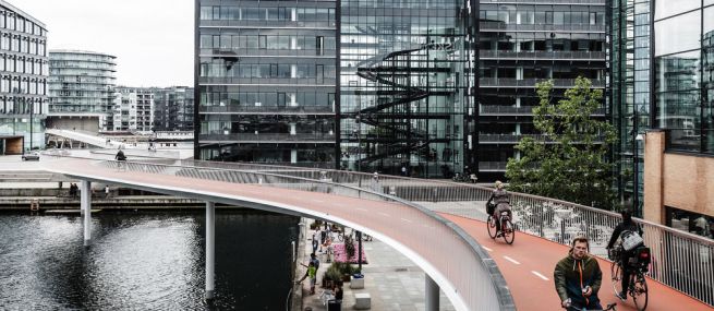 A 2014-ben épített biciklis híd szeli át a belső öblöt a fővárosban