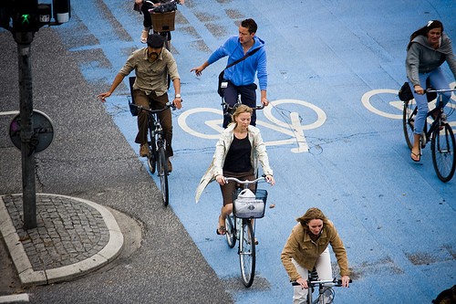 A kék színű burkolat a kerékpárosokra hívja fel a gépjárművezetők figyelmét