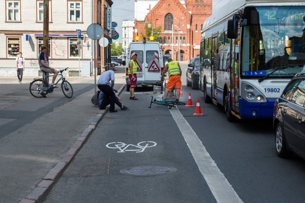 A városvezetés nem üdvözölte a kerékpárutat, és még aznap lekapartatta az úttest mindkét oldaláról. Fotó: Citylab 