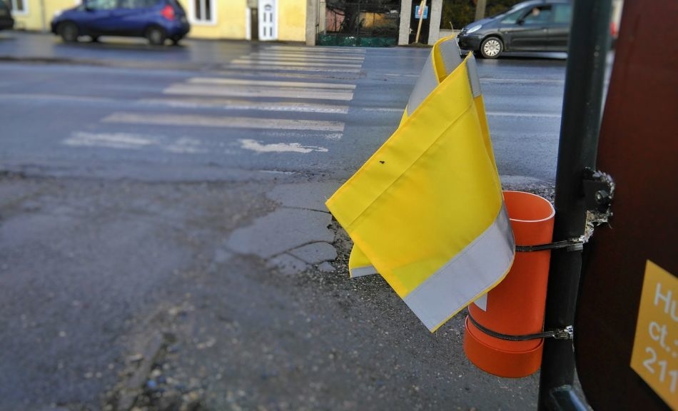 Két gyalogos-átkelőhelyet szereltek fel eddig zászlókkal Gödöllőn (fotó: Füles Sándor)