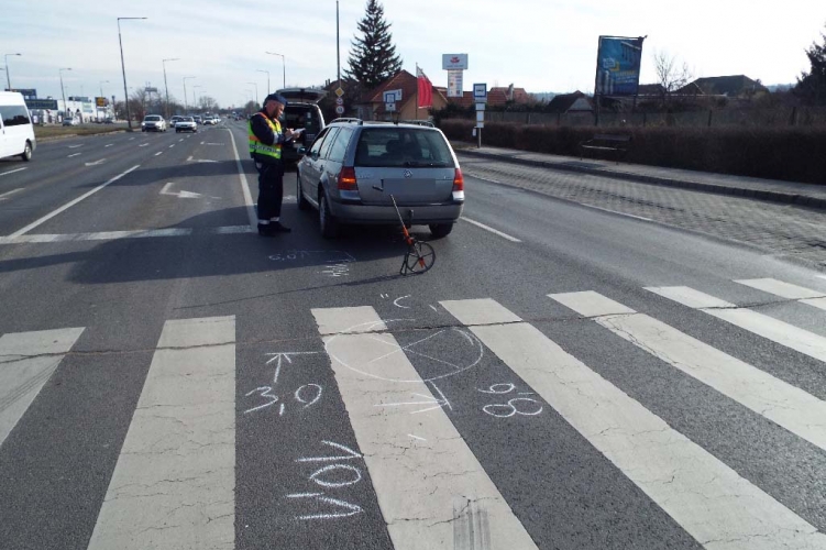 A statisztikák szerint a téli időszakban gyakoribbak a gyalogos-átkelőhelyeken történt balesetek is (fotó: police.hu)
