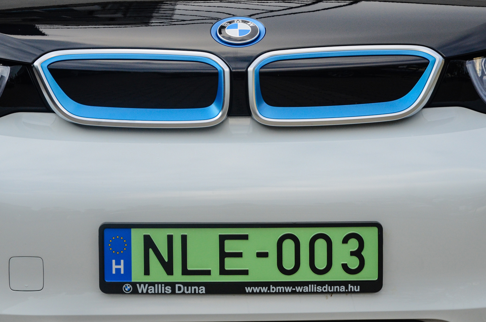 A zöld rendszámot elsőként megkapó BMW i3 elektromos meghajtású személygépkocsi Budapesten 2015 októberében