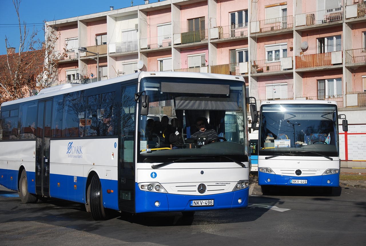 Kék–fehér Mercedes Intourók a szegedi autóbusz pályaudvaron. Egy éves szolgáltatási szerződés keretében hatvan autóbuszt közlekedtet a Partiscum Busz Kft. a DAKK Zrt. járatain