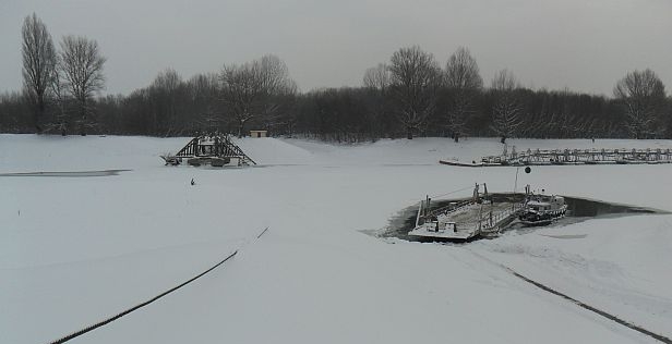 A 2012-es havazáskor így mutatott a szétszerelt híd helyén a folyó