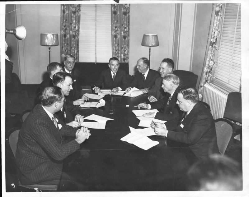 Chicagói konferencia, 1944. november. Balról jobbra: A. M. Burden, a légi forgalom helyettes titkára; L. Welch Pogue, polgári légügyek tanácsa; Alfred L. Bulwinkle; Jodiah W. Bailey szenátor; Adolph A. Berle helyettes államtitkár, elnök; Owen Brewster szenátor; Edward Warner; Charles A. Wolverton; Fiorella H. La Guardia