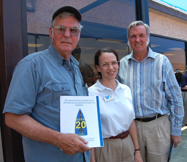 Balról: Dick Rutan, mellette ASAA Kristin Hill elnök és Burt Rutan egy Mojave repülőtéri felszállást követően (Fotó: Bob Shane)