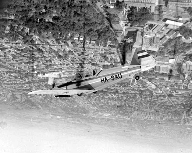 Z-526F; fent a föld, lent az ég