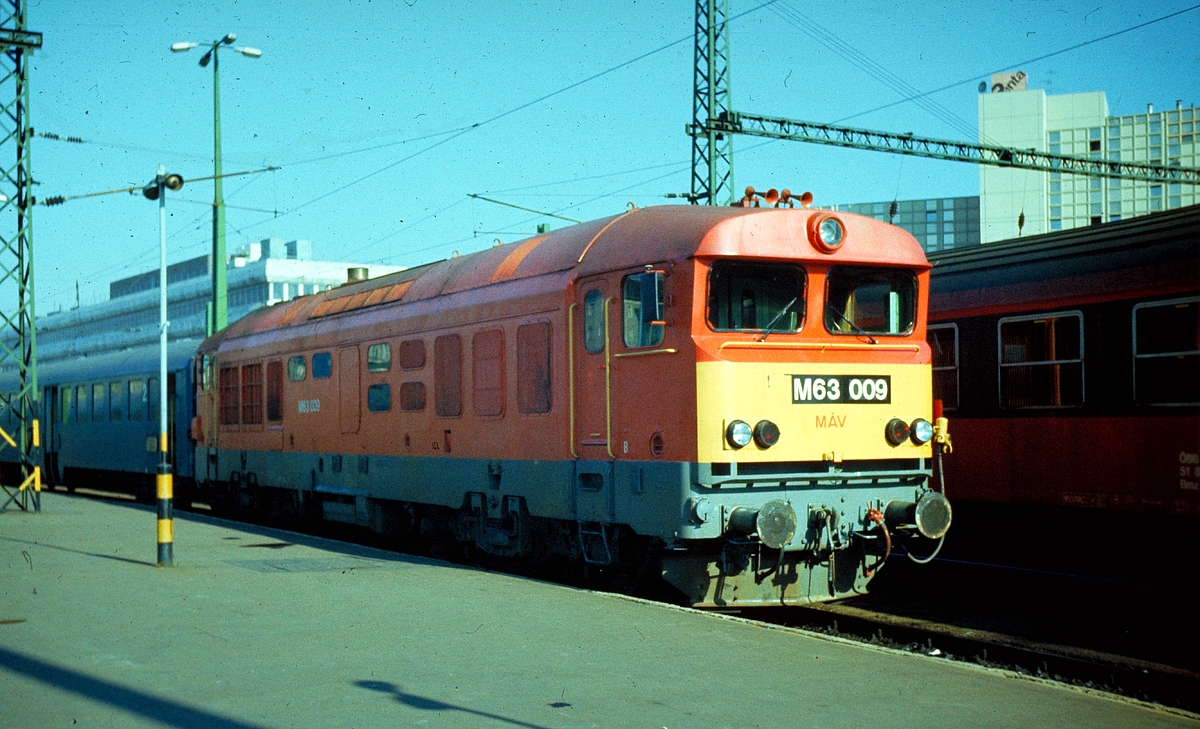 Az M63 009-es a Déli pályaudvaron egy Bh-kocsis szombathelyi gyorsvonattal, mögötte a Lehár-Expresszel, körülbelül 1989-ben (fotók: Joó Ferenc)