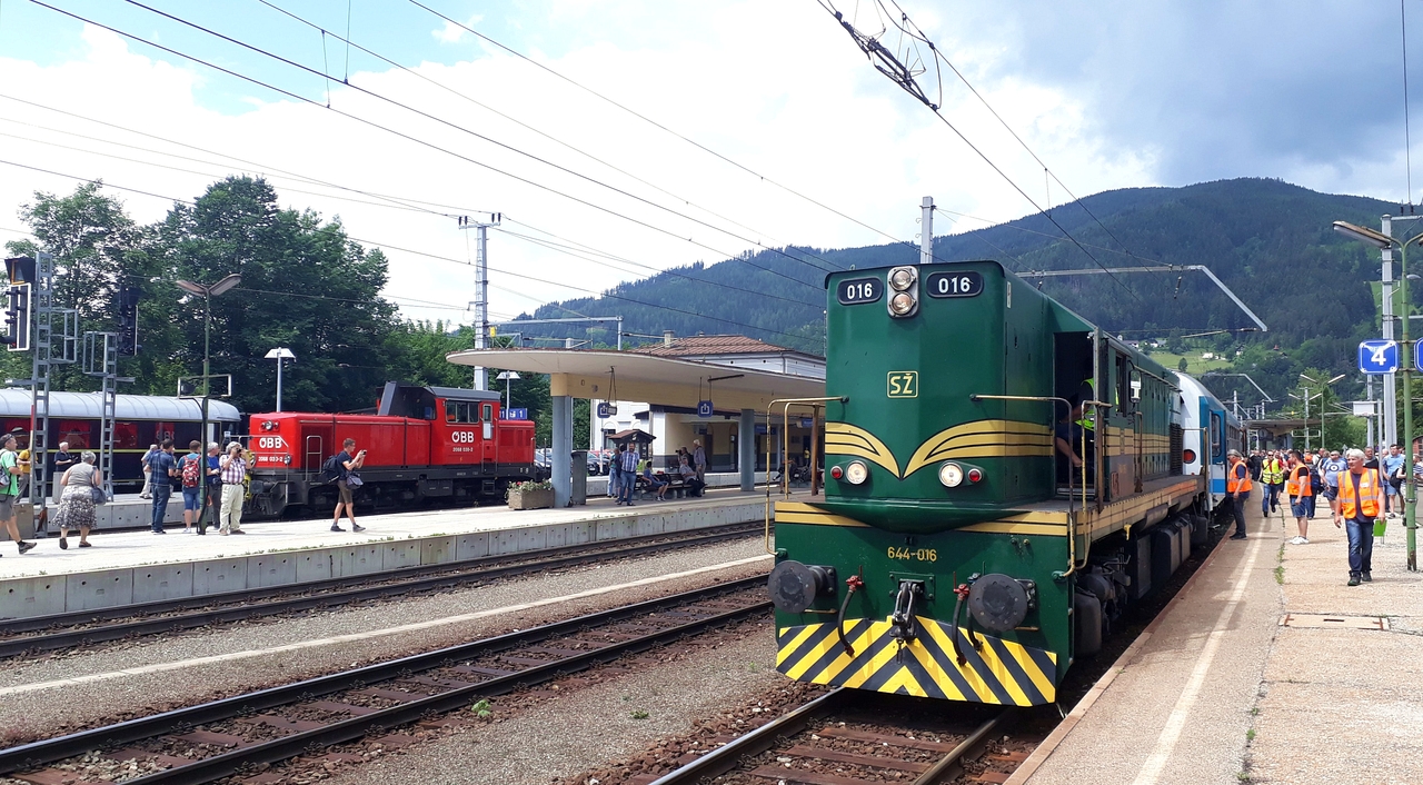 Elsőként a B&B Blue Train (balra), a gráci sínbuszok, majd a szlovén különítmény érkezett meg Mürzzuschlagba<br>A képre kattintva lapozgatható galériánk nyílik<br>(A külön nem jelölt felvételeket a szerző készítette)