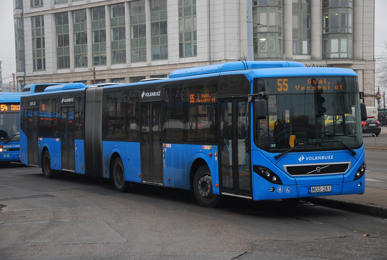 Budapest- és BKK-matricák nélkül, Volánbusz logóval arculatosított Volvo parkol a Boráros téren