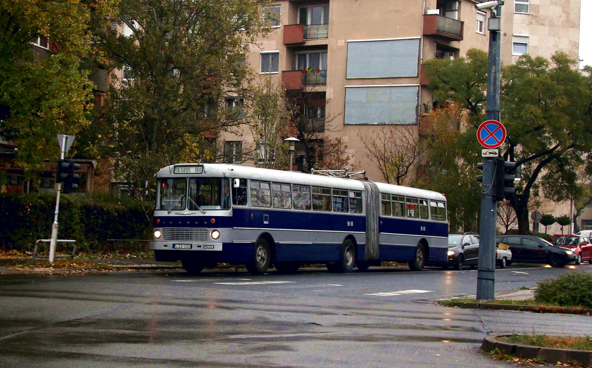 Az autóbuszbarátoknak is kitelt a jóból, felvonult egy csomó veterán, itt például az Ikarus 180-as halad a Bartók Béla úton (fotó: Tevan Imre)