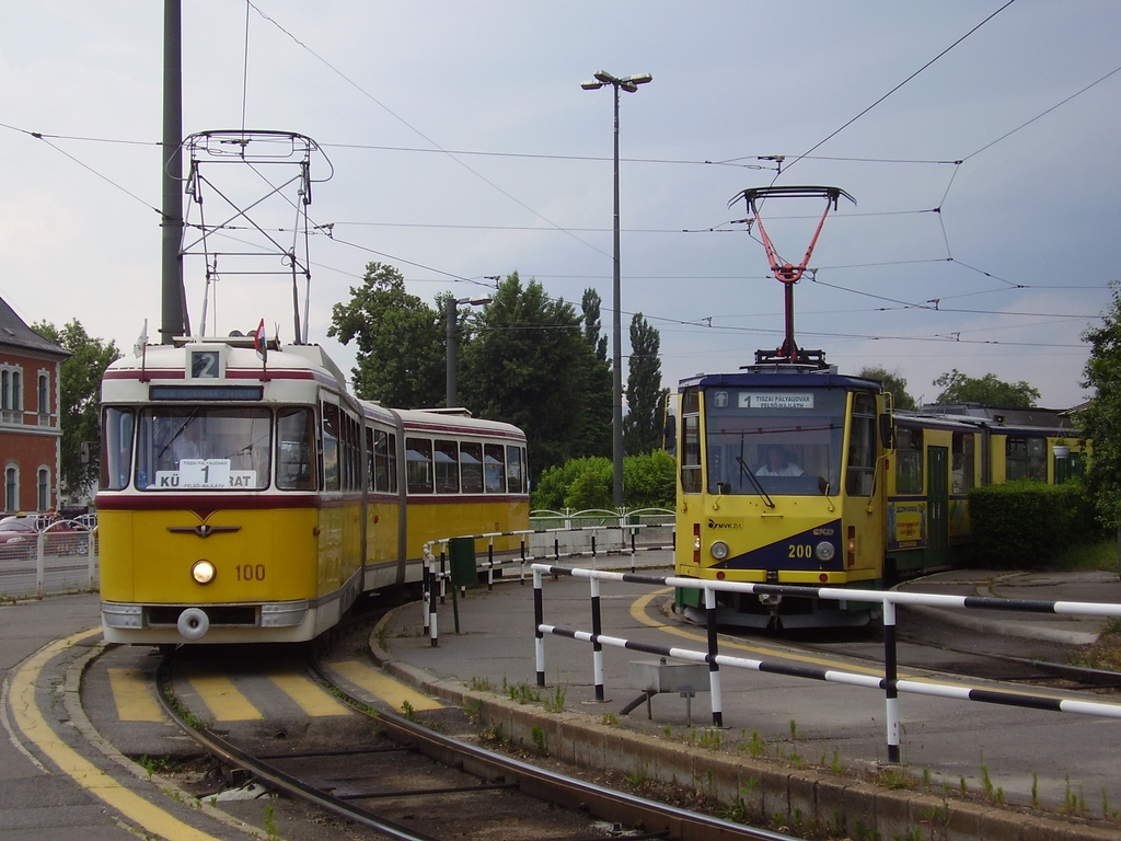 A Tiszai pályaudvar és Felső-Majláth között nosztalgiavillamos, az MVK és a MÁV-Gépészet telephelyei között nosztalgiabusz közlekedett