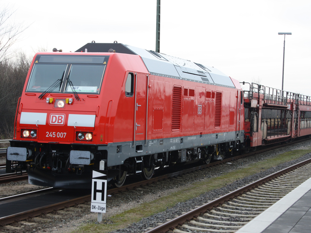 A DB újabb Multi-Engine Traxxokat hívott le a Bombardier-vel aláírt keretszerzőzésből, a hét mozdony vontatja majd a DB autószállító szerelvényeit Sylt és a szárazföldi Németország között<br>(forrás: Railway Gazette)