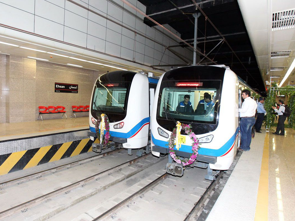 A sirázi metró huszonhét ötkocsis CNR-szerelvénnyel indult el október 11-én. A kettes vonal kezdeti szakaszát építik, a hármast tervezik az iráni városban<br>(forrás: Railway Gazette)