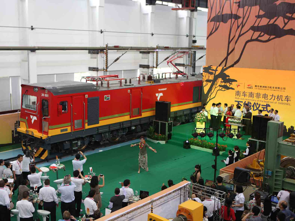 A kínai CSR Zhuzhou a napokban mutatta be a dél-afrikai Transnetnek gyártandó 95 mozdony első példányát<br>(forrás: Railway Gazette)