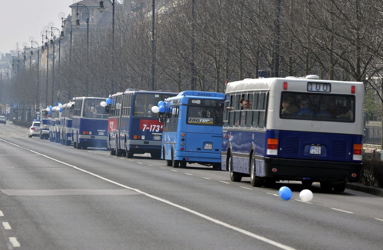 Micsoda konvoj az Andrássy úton! A képre kattintva galéria nyílik (fotók: MTI/Máthé Zoltán)