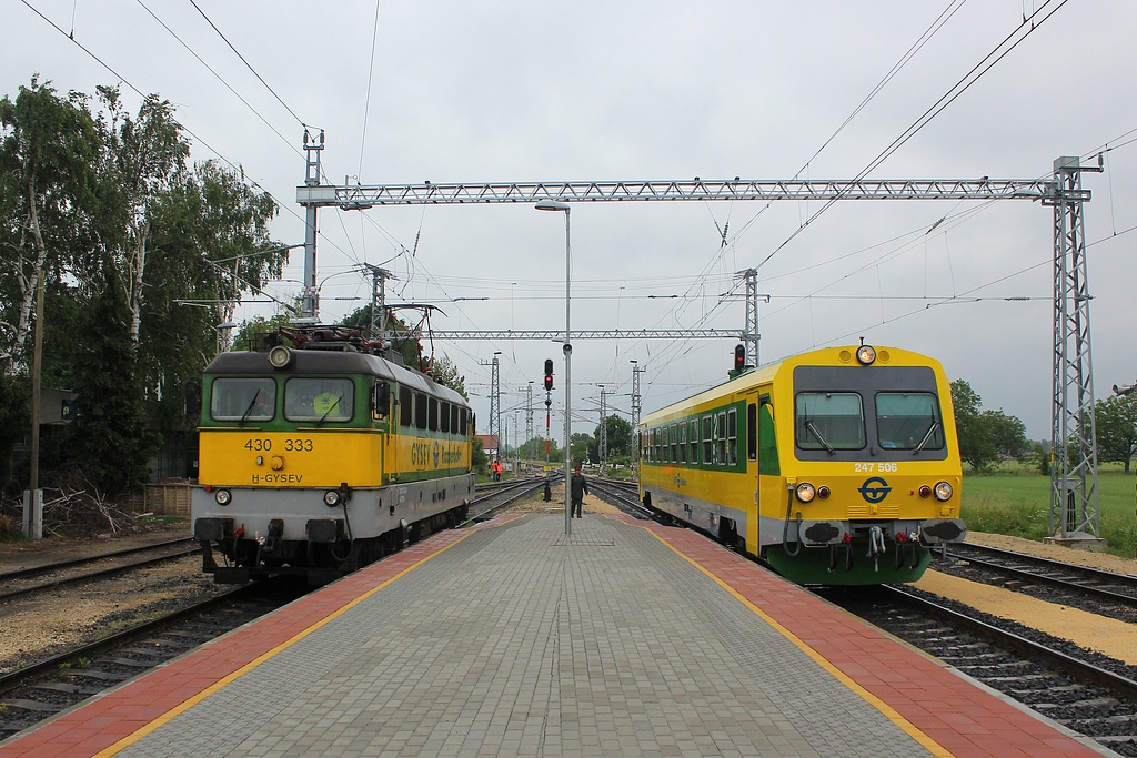 A 16-os vonalon május 21-én a 333-as Szili közlekedett először delejt használva. Keresztezés Szil-Sopronnémetiben a 247 506-os Jenbacherrel. A menetrend szerinti villamos üzem felvételét követően is maradnak várhatóan a dízelmotorkocsik a vonalon, néhány vonat igényel csak Flirtöt.<br>A képre kattintva galéria nyílik<br>(fotók: Moór Ferenc)