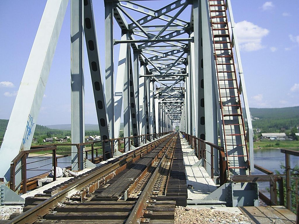 350 méter hosszú híd ível át az Aldan-folyó felett Tommotnál<br>(forrás: Wikipedia)