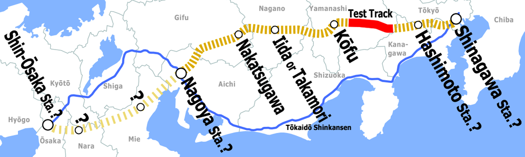 A maglev-pálya útvonala (sárga) nagyrészt a hegyek mélyén, alagutakban fut majd, jóval rövidebben, mint a leginkább a partvonalat követő, hagyományos sinkanszen-pálya (kék). A maglev-tesztpálya (piros) is a vonal része lesz<br>(forrás: Wikipedia)