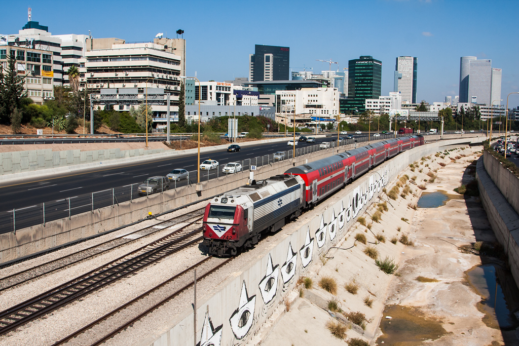Az ISR hatvankét plusz tizenhat villamos mozdonyra írt ki tendert, és hamarosan elkészül az első villamosított vasúthálózat is Izraelben. Vörös Attila felvételén egy dízelmozdony vontatja emeletes kocsikból álló ingaszerelvényét Tel-Avivban.