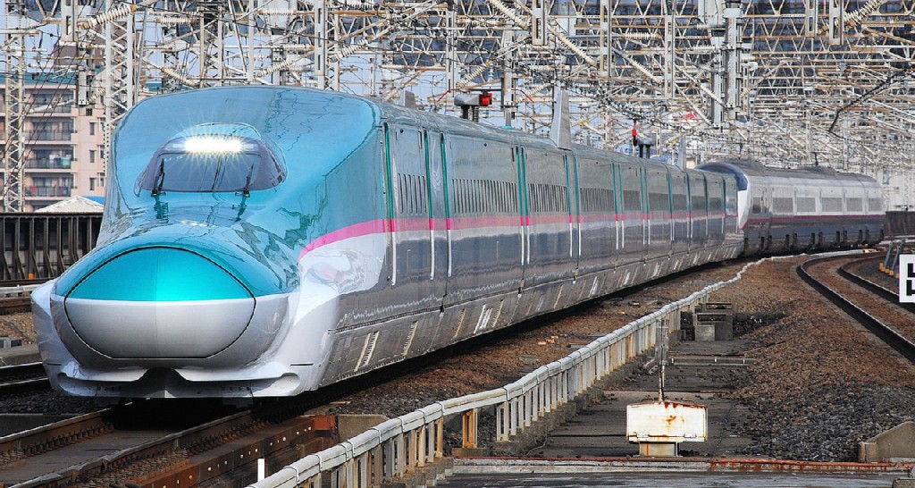 Az extravagáns külsejű E5-ös motorvonatok képviselik a mai japán vasút csúcsát<br>(fotó: Toshinori Baba)