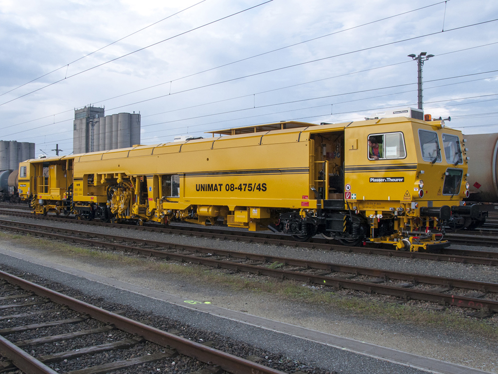 Az Unimat 08-445/4S elnevezésű aláverőgép a vasúti pályák rekonstrukciójánál vethető be