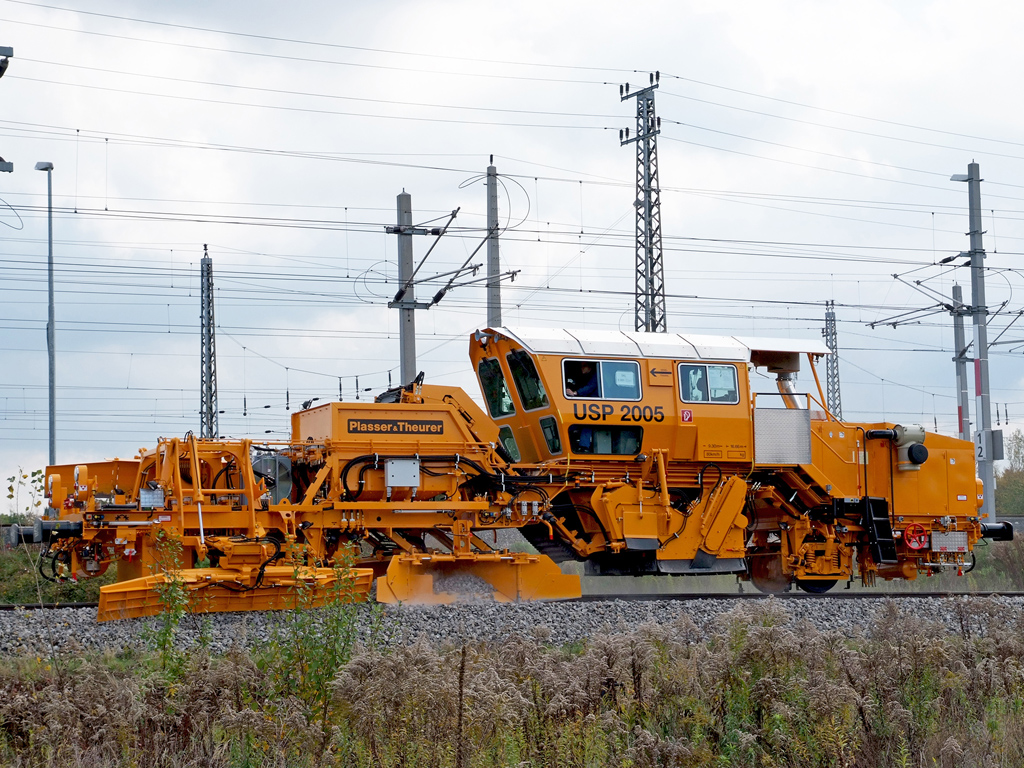 A bolgár vasúti infrastruktúra-kezelő ZHP Stroy öt új pályafenntartó munkagépet szerzett be az osztrák Plasser & Theurertől. A felvételen az USP 2005 típusú ágyazatrendező gép látható.<br>(fotók: Railway Gazette)