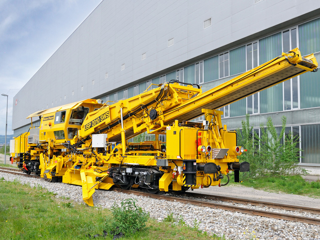 A Plasser & Theurertől beszerzett két új, növelt kapacitású ágyazatrendező géppel gyorsabban végezheti pályakarbantartási és -építési műveleteit a PKP<br>(fotó: Railway Gazette)
