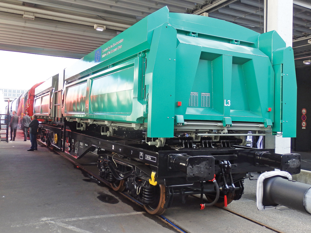 A csáktornyai RZV Cakovec önjáró önürítős tehervagonját elsősorban vasúti építkezéseknél lehet hasznosítani, de a felhasznált motorikus rendszer bevethető lenne akár a kikötőkben végzett átrakási mozgásoknál is<br>(fotó: Railway Gazette)