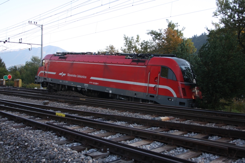 A szlovén mozdonynak nem volt szerencséje, a földkúpon átbukva elhagyta a pályát. Végül daruval emelték vissza<br>(fotó: vlaky.info)