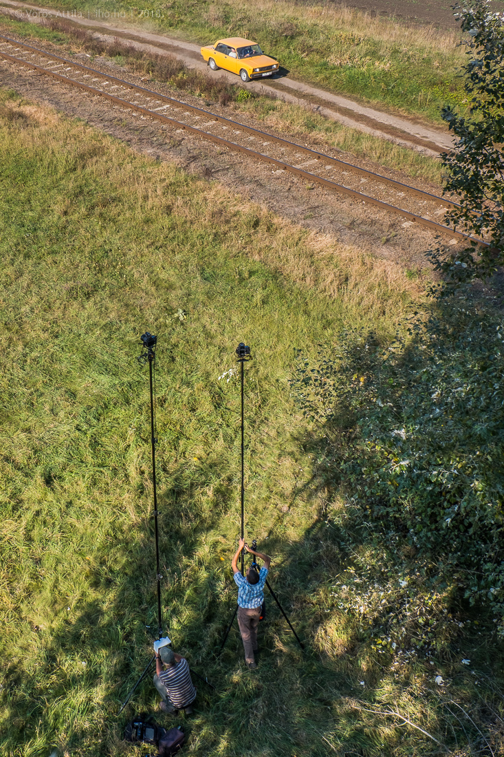 Micsoda hangulat Sárszentágota határában! Német vasútfotósok legalább öt méter magas állványokkal várják a Szergejt, a háttérben egy random ezerhármas Lada porol el néni–bácsi párossal a pusztában