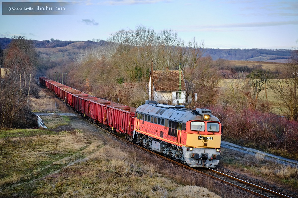 A 309-es Szergej robog üres vonatával Mórágynál december 31-én (fotó: Vörös Attila)