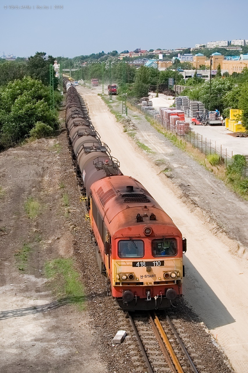 Háros állomásra érkezik a Csörgő hosszú tartályvonattal (fotó: Vörös Attila)