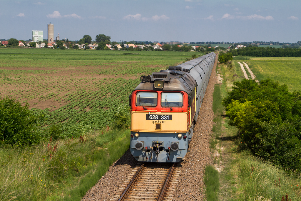 A 331-es Szergej mászik Seregélyes felé Dunaújvárosból indított szerelvényével