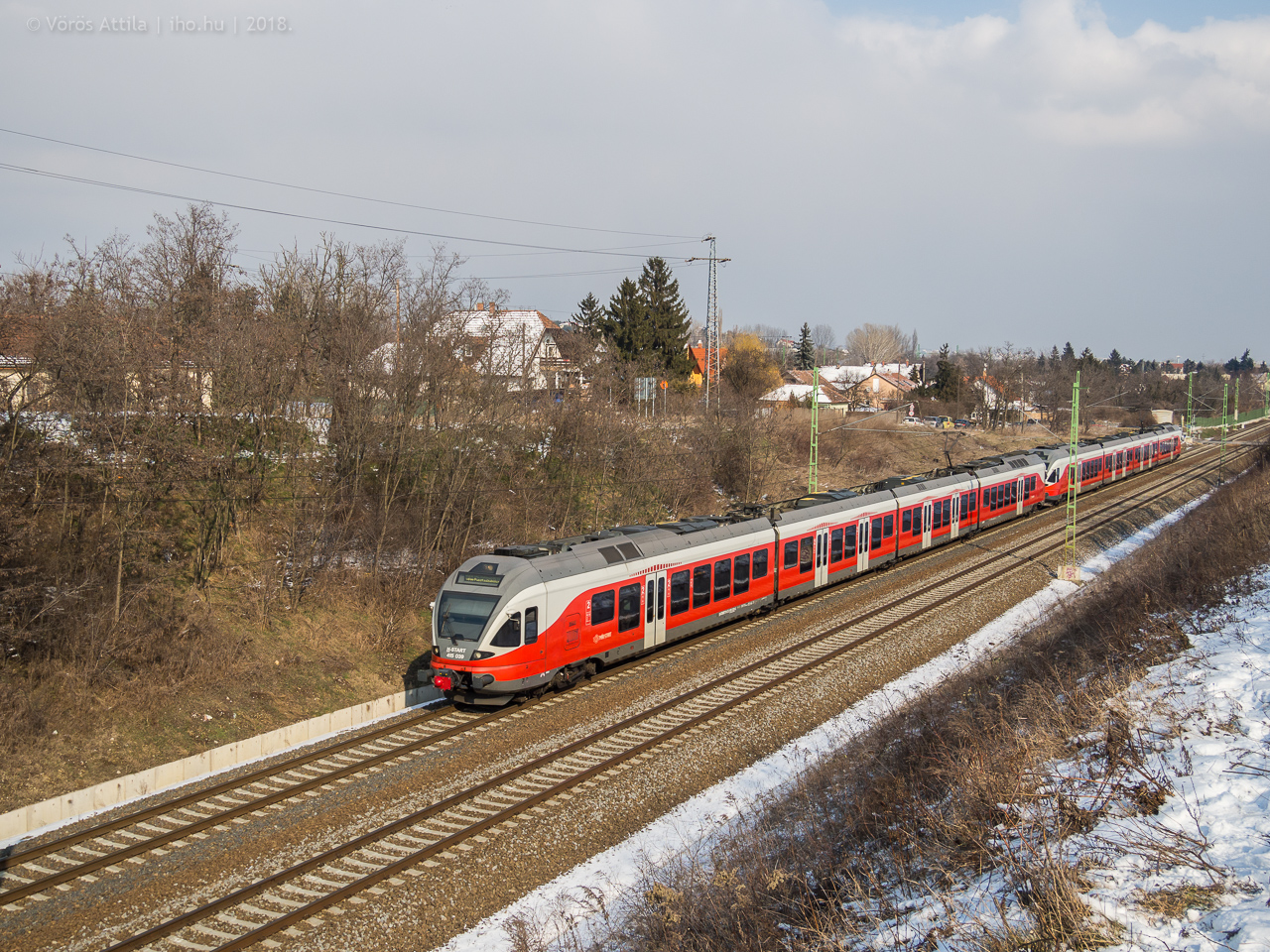 Érd alsó és Tárnok között robog egy S42-es személyvonat Dunaújváros felé a 30a vonalon (képek: Vörös Attila)