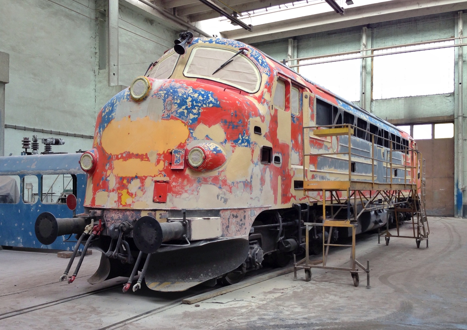 Itt tart a gép: a régi festést levakarják, a gépet glettelik<br>(fotók: Farkas Csaba)