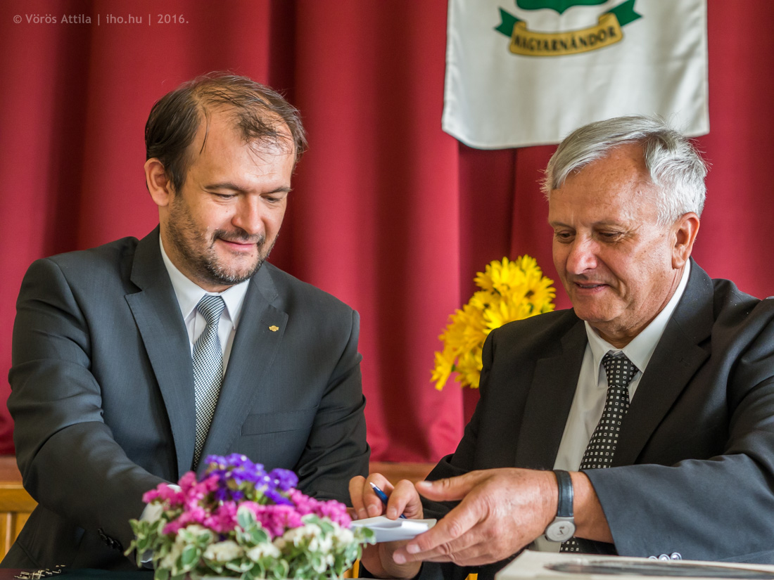 Veszprémi László és Sándor István aláírja az együttműködési megállapodást a magyarnándori művelődési házban
