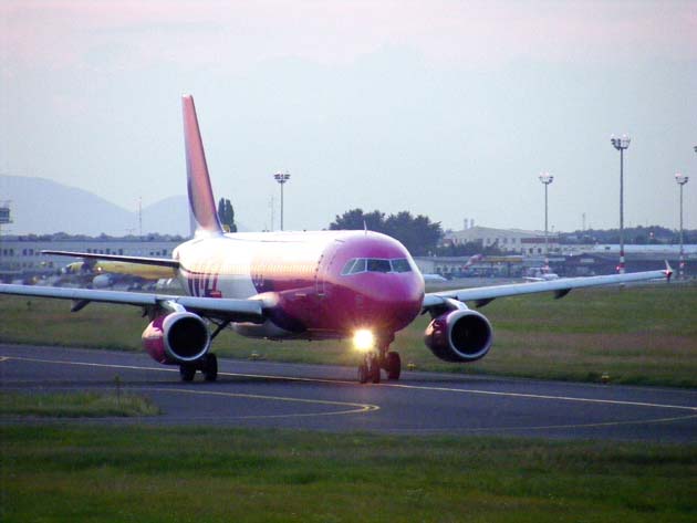 A Wizz Air Airbus A320-asa Budapesten felszálláshoz gurul (Fotó: Földesi László)
