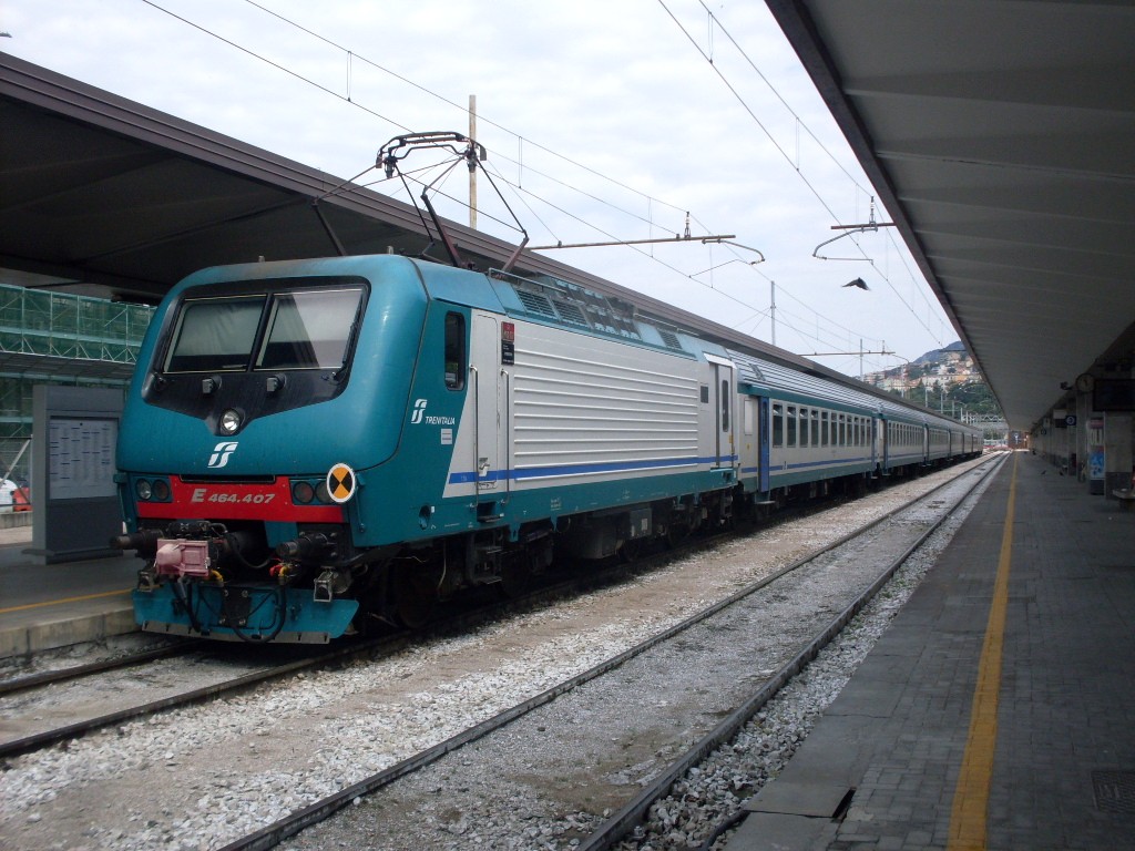 Az olaszok adnak a külcsínre: szemet gyönyörködtető a színek összhangja a távolsági vonatoknál. A zártárcsa mutatja, hogy tolt vonati üzemmódról van szó. A 464-es sorozatú mozdonyból már összesen 538 példányt rendelt az FS a Bombardier-től, amelyek közül több mint 350 már forgalomba állt