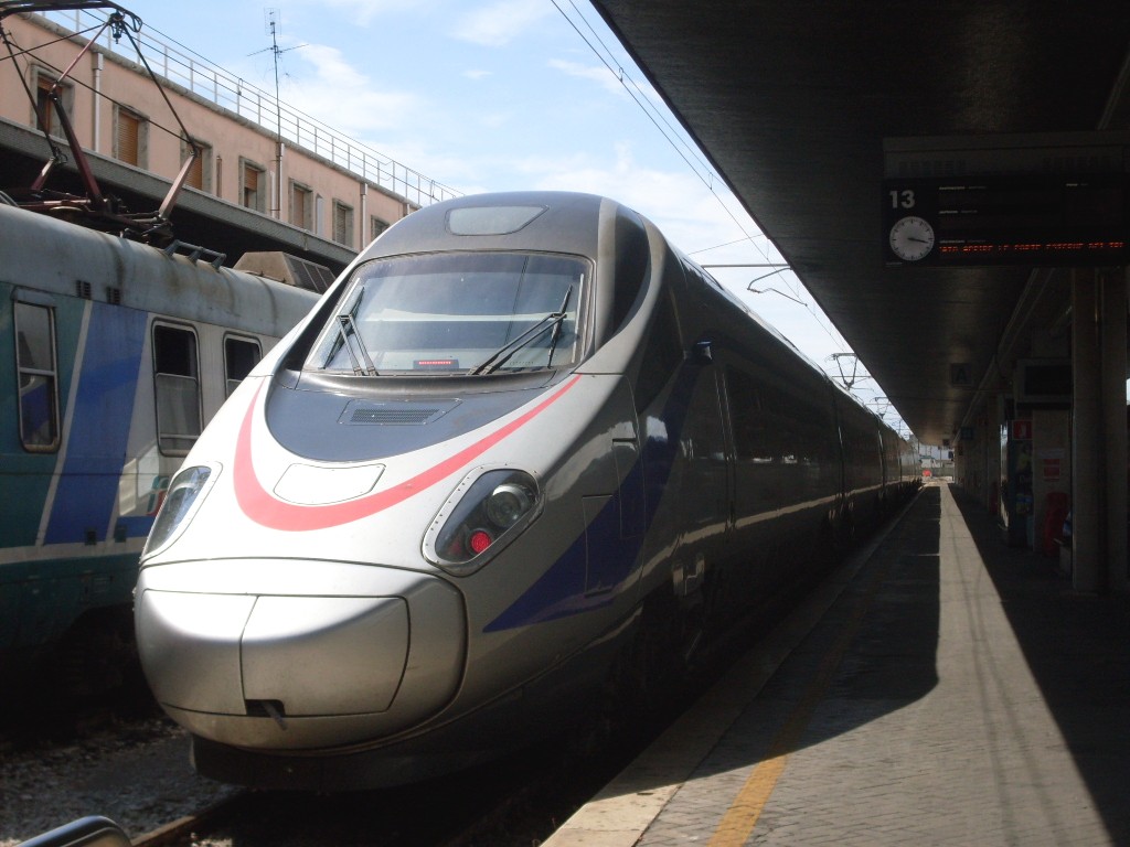 Olasz vasúti beszámoló nem múlhat el nagysebességű motorvonat, de főként az új szerzemény, a Cápa nélkül. Az Alstom ETR 600-asa mindent tud, ami csak szem-szájnak ingere: billenőszekrényes, többáramnemű, legnagyobb sebessége 250 kilométer óránként