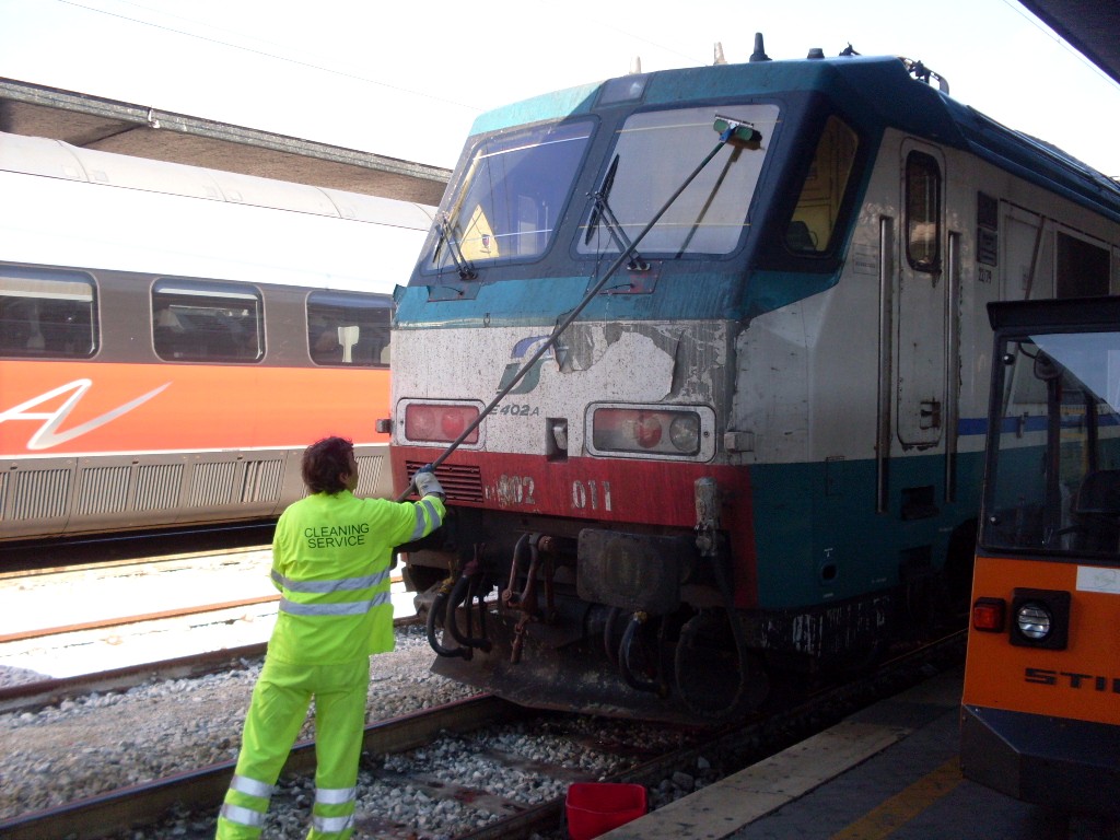 Itthon ritka látvány az ilyen, de a kép tanúsága szerint Itáliában sem gyakori: takarítószemélyzet mossa a mozdonyt. A háttérben egy AV (alta velocitá, azaz nagysebességú) vonat