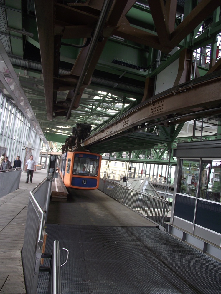 Wuppertal Vohwinkel: végállomás, a GTW72 kocsi hamarosan megfordul, hogy útnak induljon Oberbarmen felé