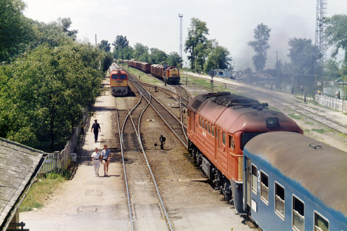 Zlatnyik Ferenc nyolcvanas évek második felében készült felvételén még a dízelek uralkodnak a Balaton déli partjának egyik legfontosabb vasúti csomópontján, Fonyódon