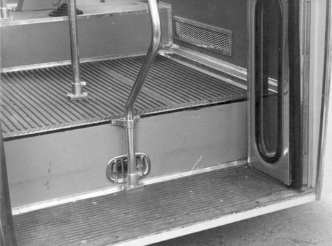 Az Ikarus 242 típusú busz első ajtajánál egy lépcső volt. A háttérben a vezetőülés alatti dobogó látható