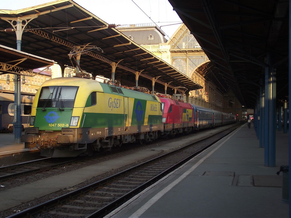 Taurus-tandem indulásra készen a Keleti pályaudvaron, a Sopronba közlekedő InterCity élén
