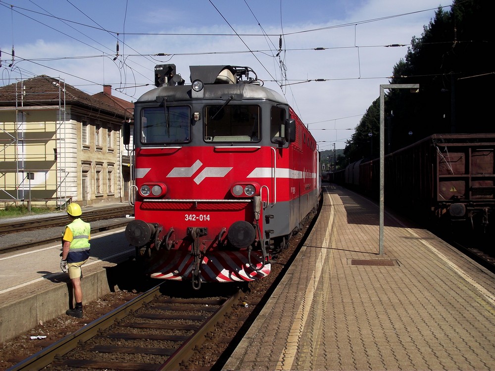 A Mariborból érkezett EuroCity még szlovén mozdonnyal az élén, a tolatásra várakozva