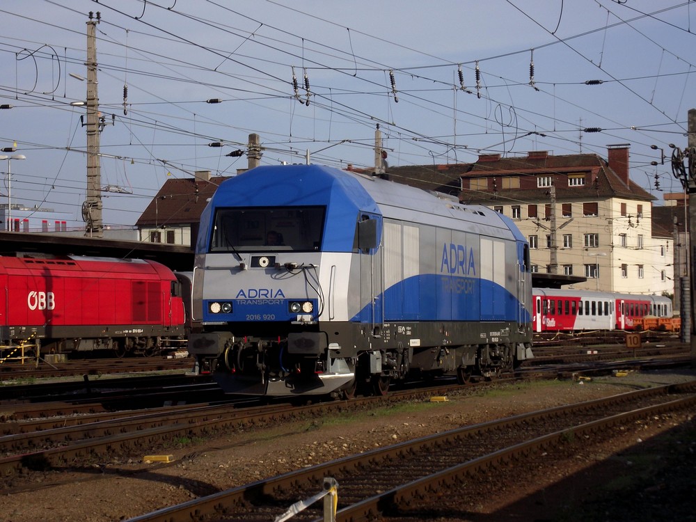 Az Adria Transport legújabb mozdonya rájár a GKB emeletes szerelvényére