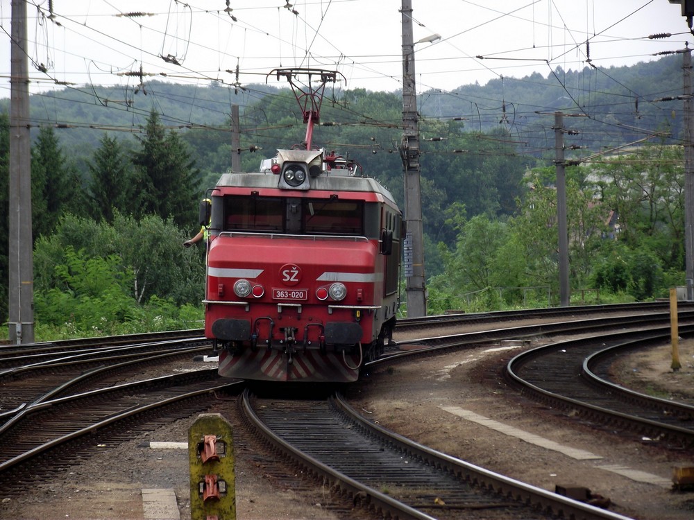 Spielfeld Straß állomásán a Taurusra rájáró 363-as sorozatú szlovén villanymozdony. A francia államvasutak CC 6500-as típusával való hasonlóság nem a véletlen műve, ez is Alsthom-termék